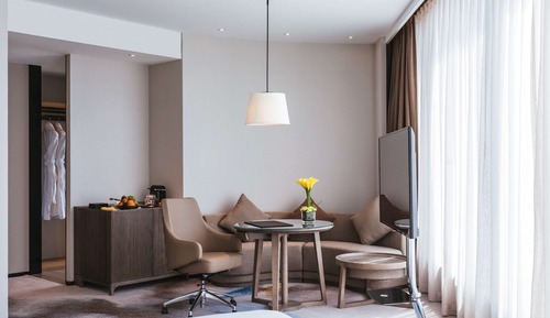Deluxe Room, 1 King Bed, Club Lounge Access