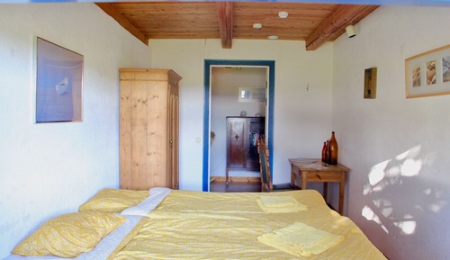 Twin Room, 2 Twin Beds, Shared Bathroom