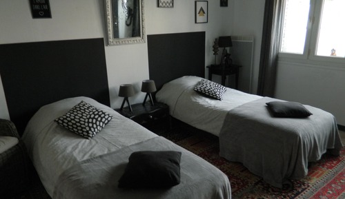 Double Room (Orange)