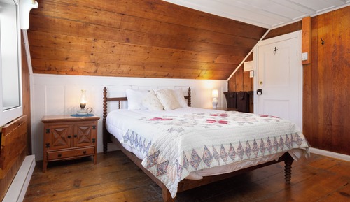 Classic Room, 1 Queen Bed, Private Bathroom