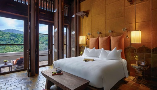 Deluxe Room, 1 King Bed (Village View)