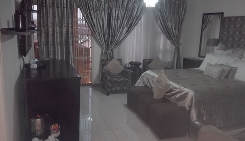 Executive Suite, 1 Queen Bed, Jetted Tub, Garden View