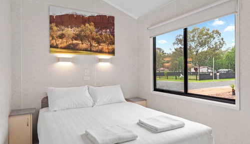 Deluxe 2 Bedroom Waterfront Cabin - Sleeps 4