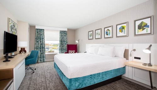 Room, 1 King Bed, Accessible (Premium Snacks)