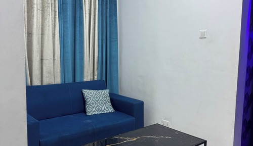 Business Comfort Suite, Okyeame