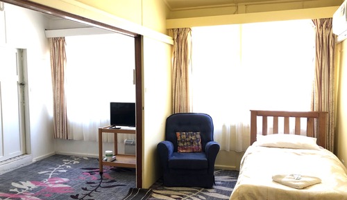 Family Ensuite Room - 1 Queen and 4 Singles