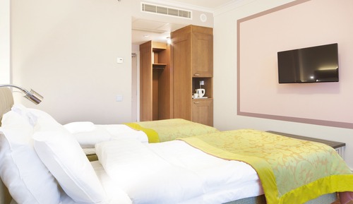 Standard Twin Room (Front Manor)