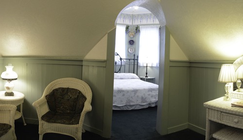 Double Room, 1 Queen Bed, Non Smoking (Pink Magnolias)