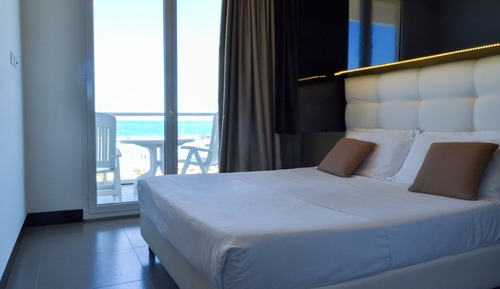 Suite, 2 Bedrooms (Beach services included)