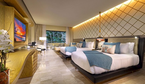 Junior Suite Poolside