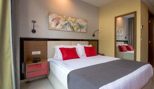 Deluxe Room, 1 Queen Bed, Kitchenette, Partial Sea View