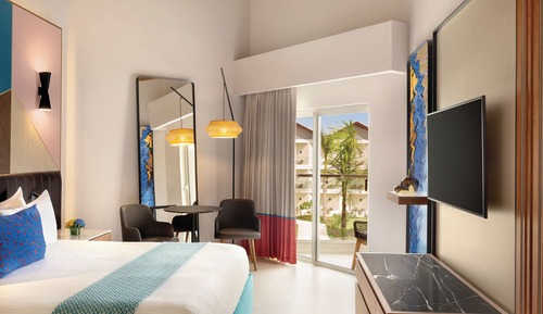 Club Room, 1 King Bed, Garden View (Preferred)