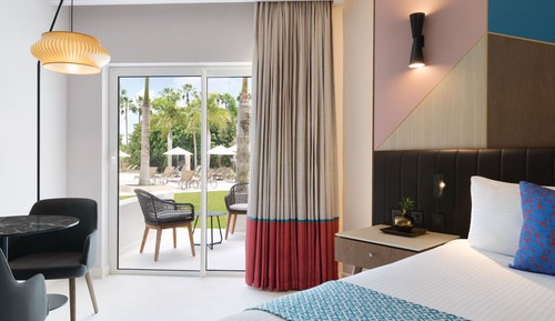Club Room, 1 King Bed, Pool View (Preferred)