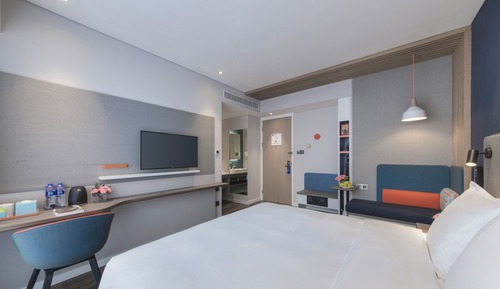 Standard Room, 1 King Bed, Lake View