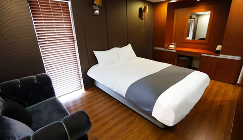 Suite (Resort Type)