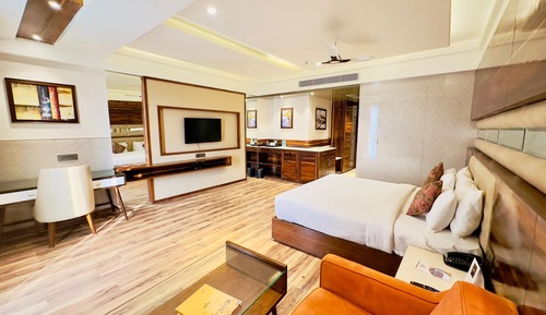 Club Room, 1 King Bed, Corner