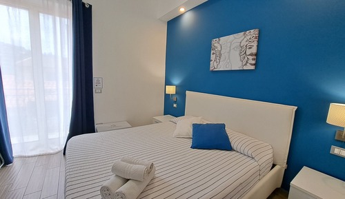 Comfort Room, 1 Queen Bed, City View