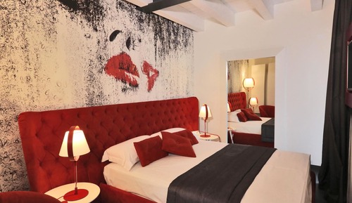 Deluxe Suite, Jetted Tub