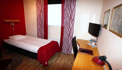 Single Room (Private Bathroom)
