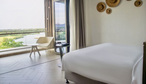 Premium Room, 1 King Bed, Balcony, Lake View