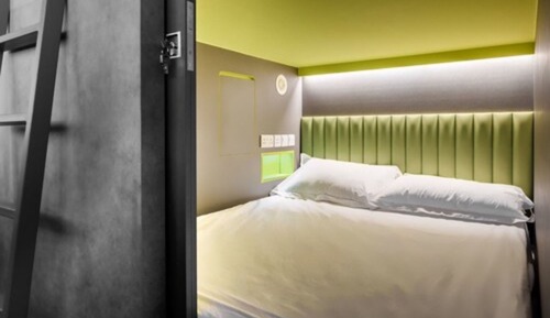 Queen Pod in Mixed Room