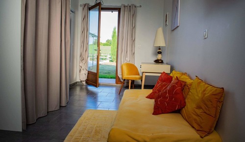 Room (Ocre)