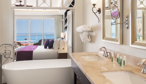 Junior Suite, 1 King Bed, Oceanfront Premium