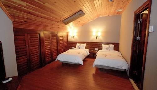 Premium Suite, 2 Bedrooms, Jetted Tub, Mountain View