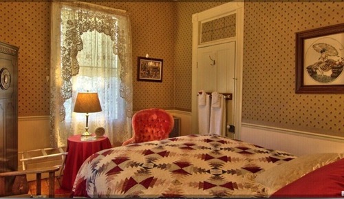 Room, 1 Queen Bed, Shared Bathroom