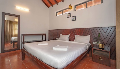 Comfort Room, Courtyard View