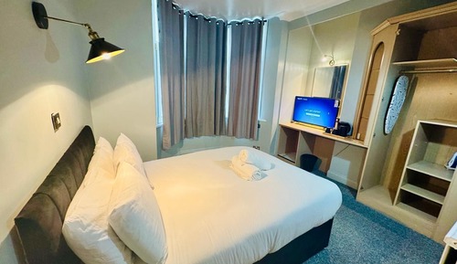 Standard Studio, Ensuite