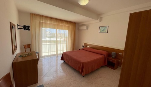 Deluxe Room, Roll-in Shower, Partial Sea View