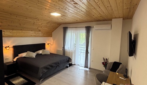 Deluxe Double room with King size bed, Garden View (4)