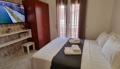 Deluxe Studio, 1 Queen Bed with Sofa bed, Partial Sea View