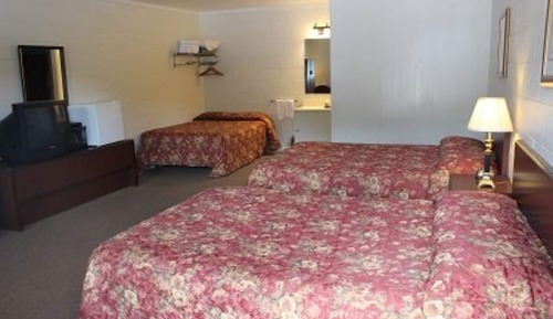 Deluxe 3 Queen Beds Suite Non-Smoking