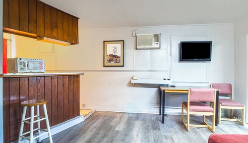 3 Queen Beds with Kitchenette