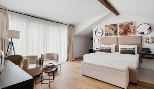 Signature Studio Suite, Lake View