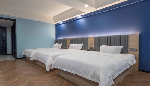 Luxury Triple Room, City View