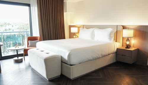 Deluxe Single Room, Roll-in Shower, Pool View