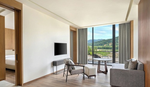 Executive Suite, 1 King Bed, Non Smoking, River View (Balcony)