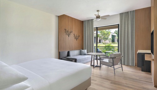 Premier Room, 1 King Bed, Non Smoking, Balcony (Resort View)