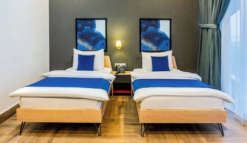 Deluxe Room, 2 Twin Beds, Smoking (Living Room)