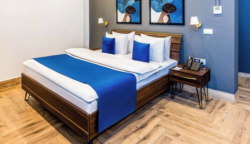 Deluxe Suite, 1 King Bed, Smoking, Mountain View