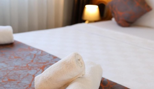 Deluxe Suite, 1 Queen Bed, Smoking, Balcony