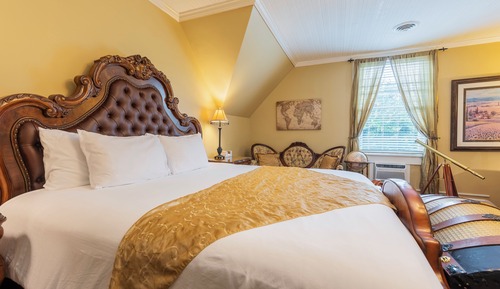 Superior Room, 1 King Bed, Private Bathroom