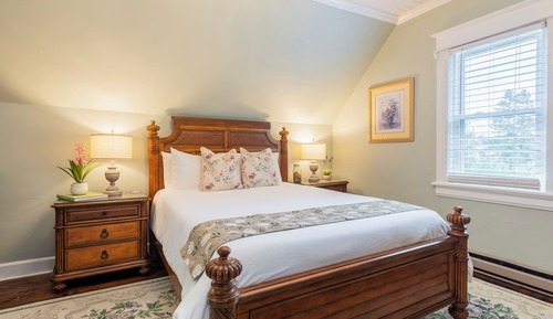 Signature Room, 1 Queen Bed, Private Bathroom