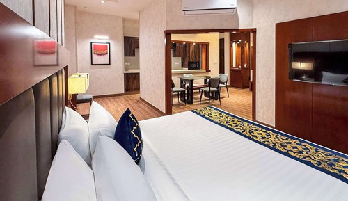 Executive Suite, 1 King Bed, Smoking, Kitchenette (Shower Only)