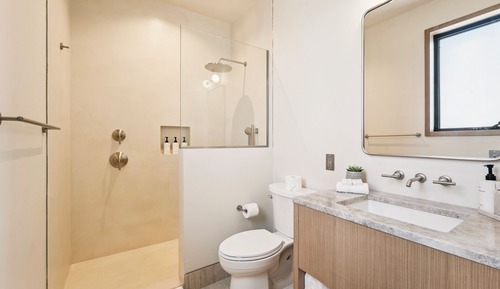 Ocean View 2 Queens with Kitchenette