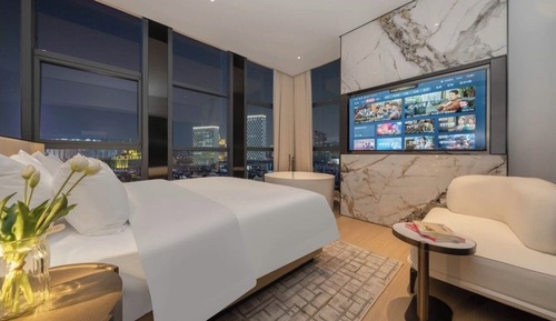 Panoramic Room, City View