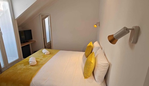 Double Room, 1 Queen Bed, Balcony, Courtyard View